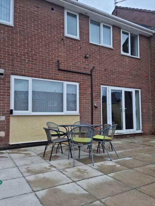 5 Bedroom House - Cheshire Oaks Ellesmere Port Exteriör bild